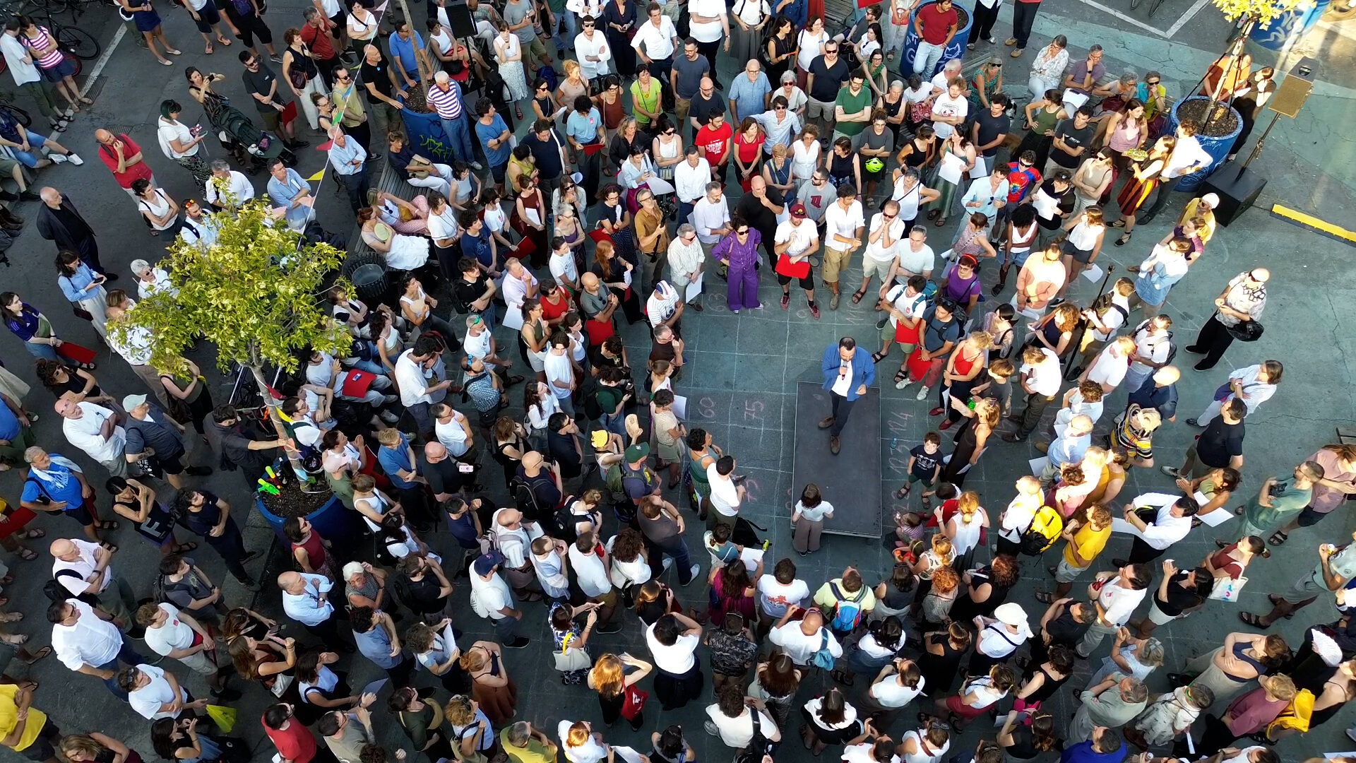 Vista dall'alto di Piazza Sicilia gremita all'evento DAI, Milano
